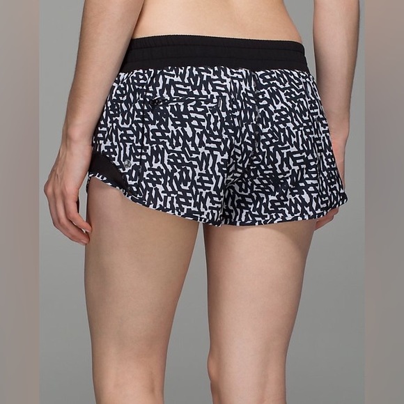 2.5” Lululemon net pop hotty hot shorts in white and black. Size 6. - Picture 4 of 14